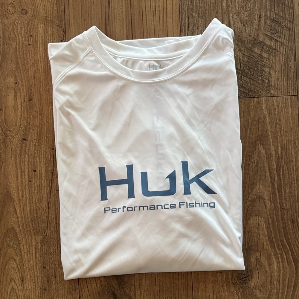 Huk White and Blue Short Sleeve Performance Fishing Shirt
